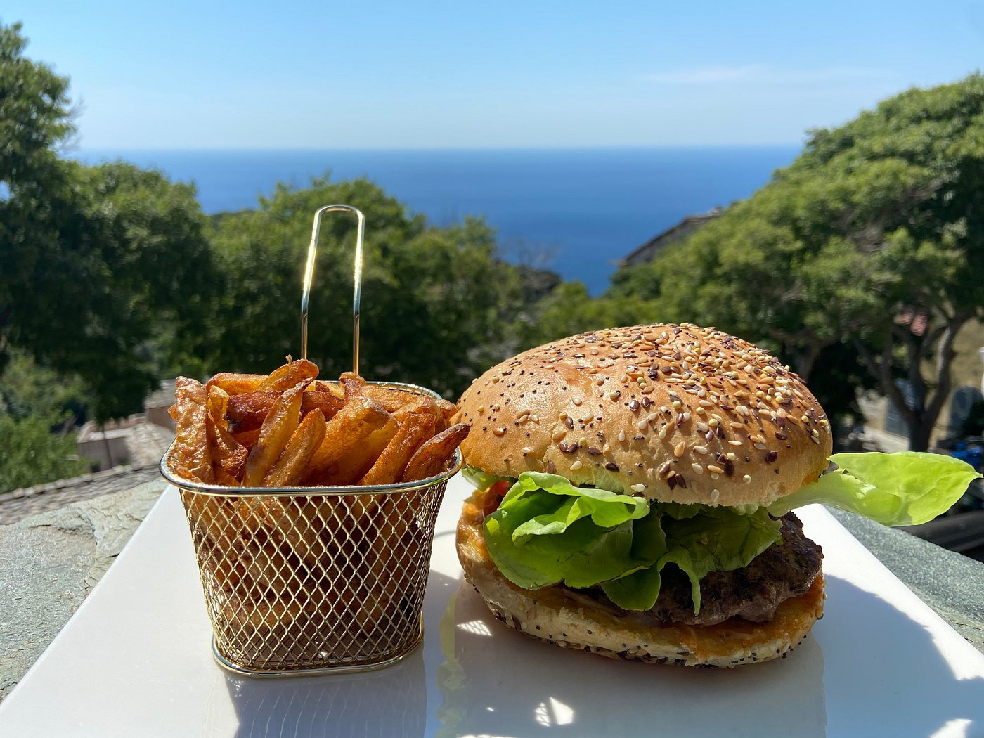 Burger et frites maison, vue sur la mer