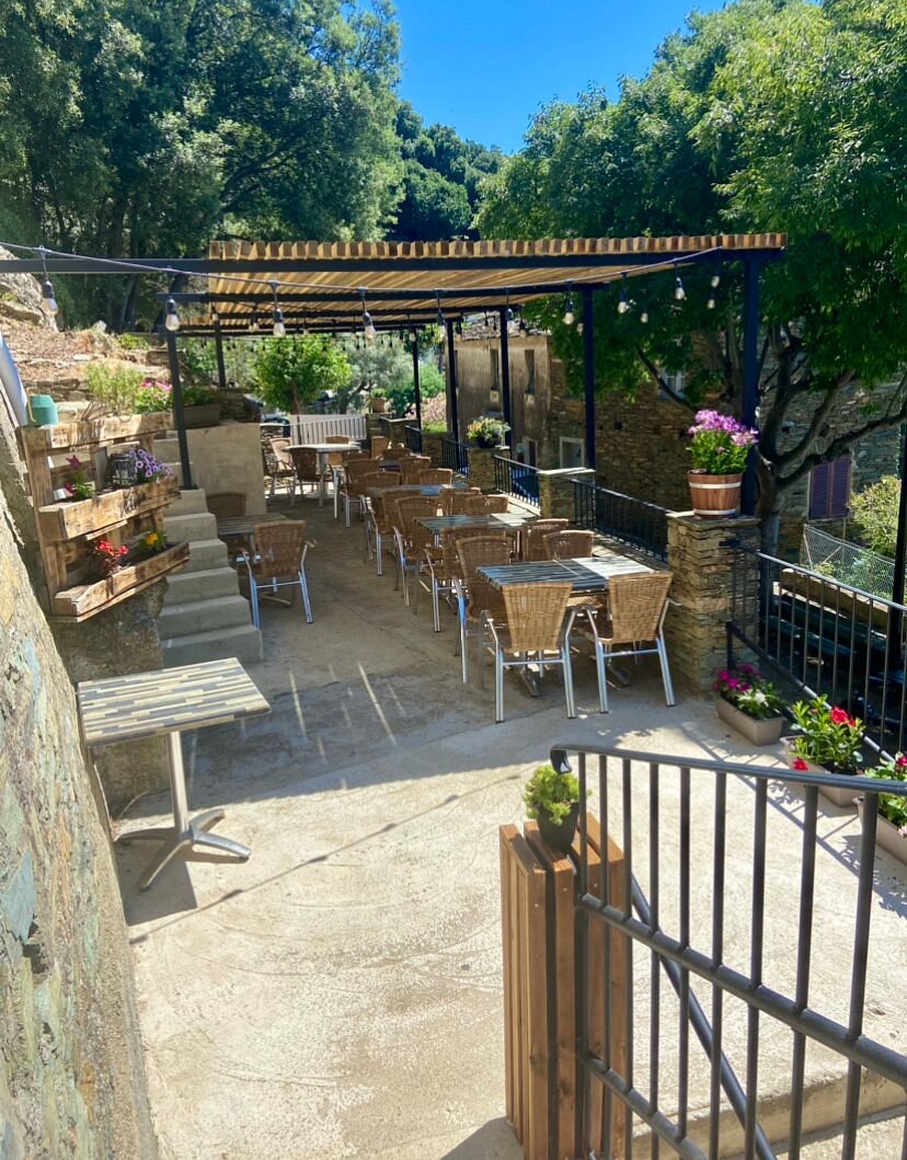 Terrasse et pergola du Bar des Amis, Canari