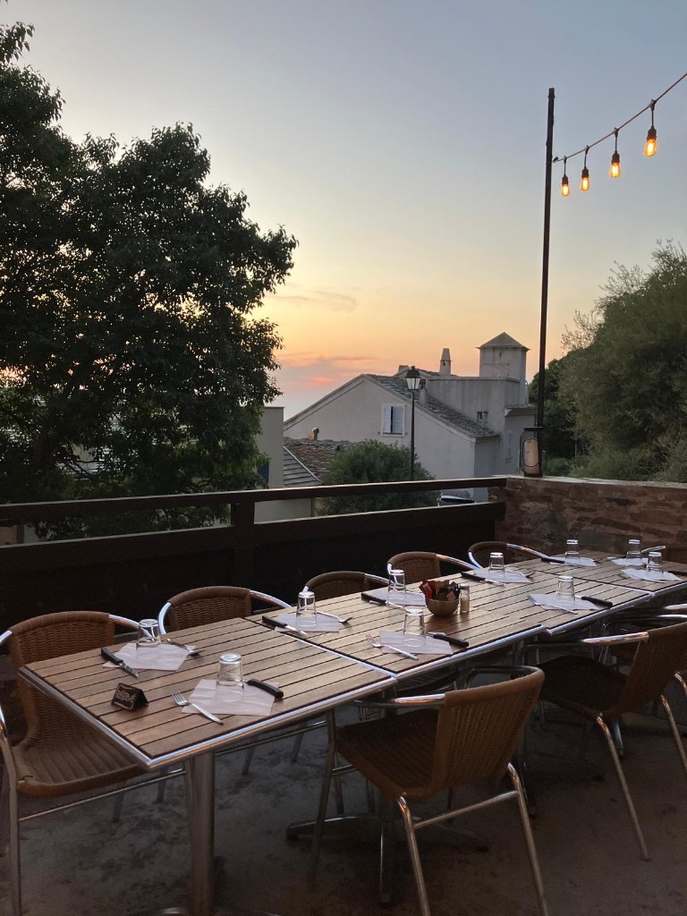 Tables dressées en terrasse au crépuscule
