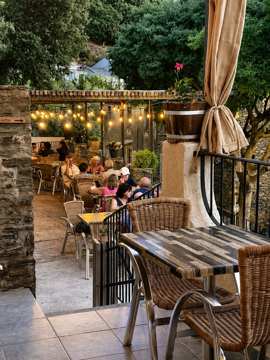 La terrasse du Bar des Amis en soirée, guirlandes allumées