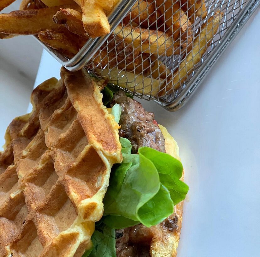 Burger façon gaufre et frites